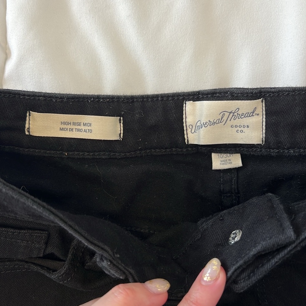 Universal Threads High Rise Midi Shorts in Black - Size 10/30R - Picture 3 of 3